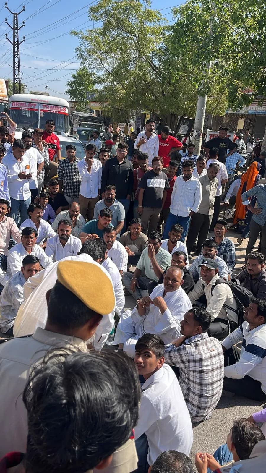 तनावड़ा सडक़ हादसे में गई दो मजदूरों की जान : आक्रोशित लोगों का रास्ता जामकर प्रदर्शन