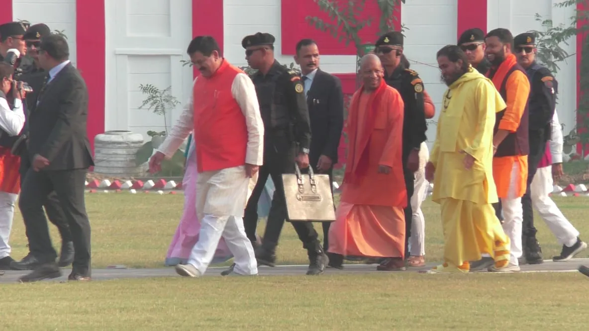 मुख्यमंत्री योगी आदित्यनाथ वाराणसी पहुंचे, काशी तमिल संगमम समारोह में होंगे शामिल