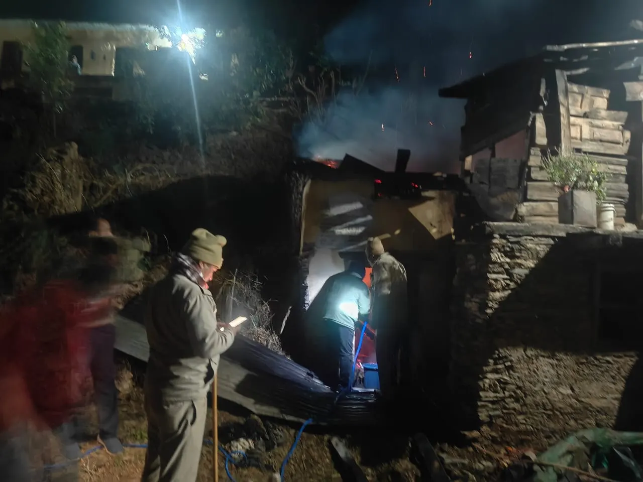 डुंडा के बैजकोट में आवासीय भवन आगजनी से जलकर राख