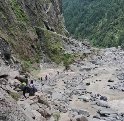 उत्तराखंड में आफत की बारिश, नदियां उफान पर, सड़कें क्षतिग्रस्त, जनजीवन अस्त-व्यस्त