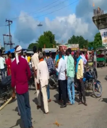 ट्रेलर बाइक की टक्कर में पिता पुत्र की मौत, सड़क जाम