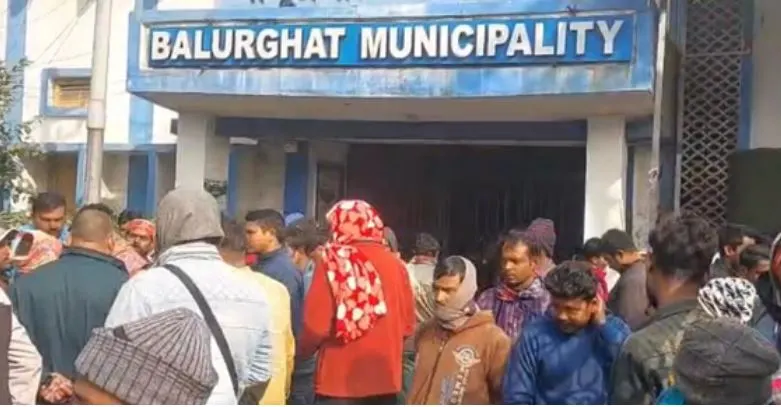 वेतन न मिलने से बालुरघाट में सफाई कर्मियों का आंदोलन, काम ठप होने से शहर में गंदगी का अंबार