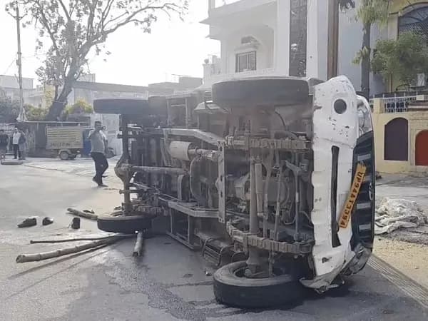 छतरपुर: बारातियों से भरी तेज रफ्तार पिकअप पलटने से 2 की मौत, 14 घायल, 4 की हालत गंभीर