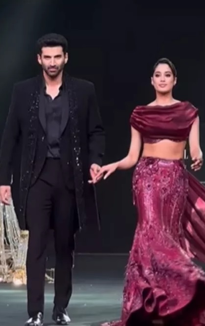 Aditya Roy Kapur का हाथ थामकर Janhvi Kapoor ने किया रैंप वॉक, यूजर बोले- अब अनन्या का क्या होगा
