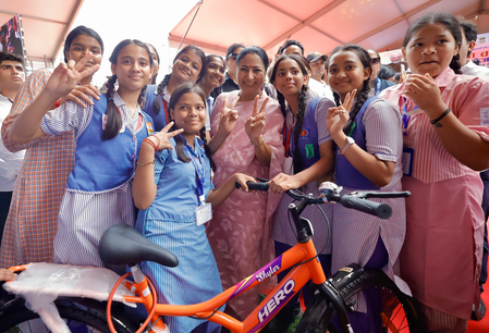 दिल्ली में छात्राओं को बड़ी सौगात, सीएम रेखा गुप्ता ने वितरित कीं 3,000+ साइकिलें