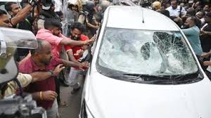 पूर्व सीएम विजयन के आवास के बाहर ED टीम पर हमला, CPI(M) कार्यकर्ताओं ने की तोड़फोड़