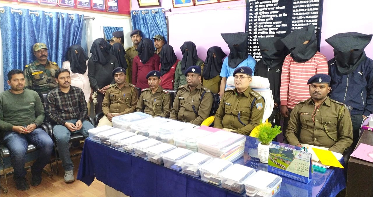 बोकारो पुलिस ने 11 साइबर ठगों को दबोचा-जिले के चास थाना क्षेत्र के चिरा चास स्थित एक मकान में छापेमारी कर पुलिस ने 11