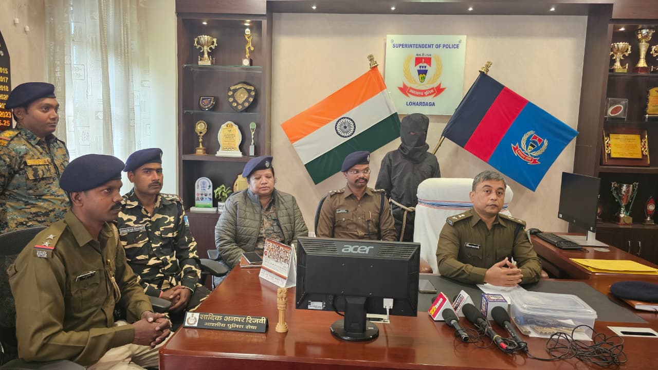 लोहरदगा से एक लाख का ईनामी नक्सली गिरफ्तार, हथियार बरामद