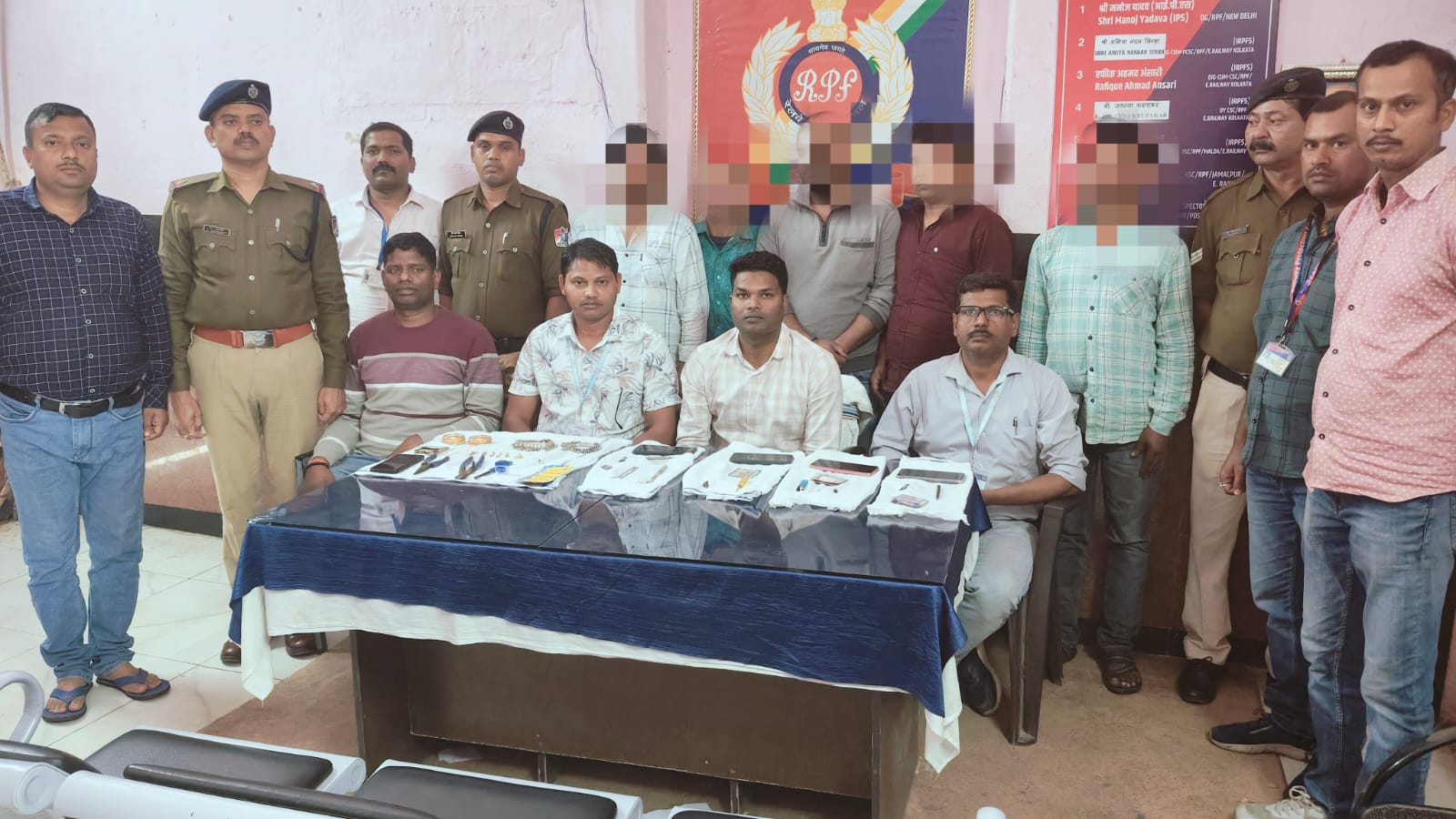 लगभग 9.95 लाख रुपये की कीमती वस्तुएं और नशीले पदार्थ के साथ पांच लोग गिरफ्तार