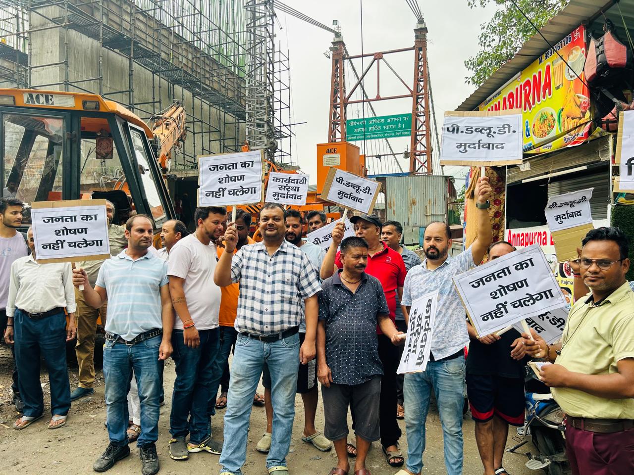 ऋषिकेश में बजरंग सेतु का निर्माण कार्य धीमी गति से होने पर भड़के व्यापारी, किया विरोध-प्रदर्शन