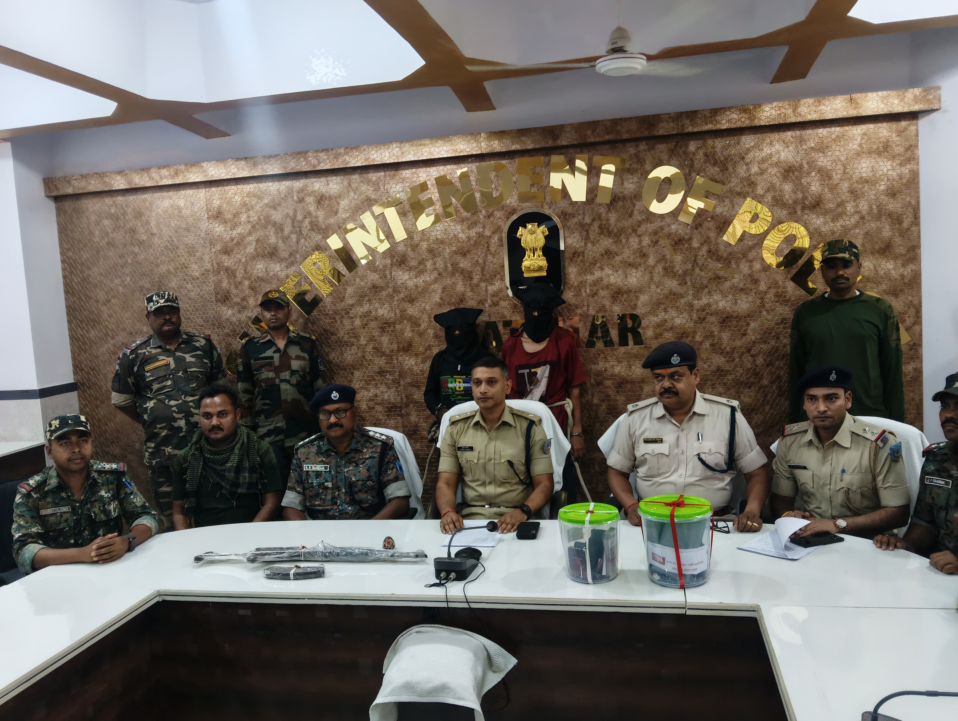 लातेहार में इनामी नक्सली कमांडर मृत्युंजय भुइया समेत दो माओवादी गिरफ्तार, एके-47 और कारतूस बरामद