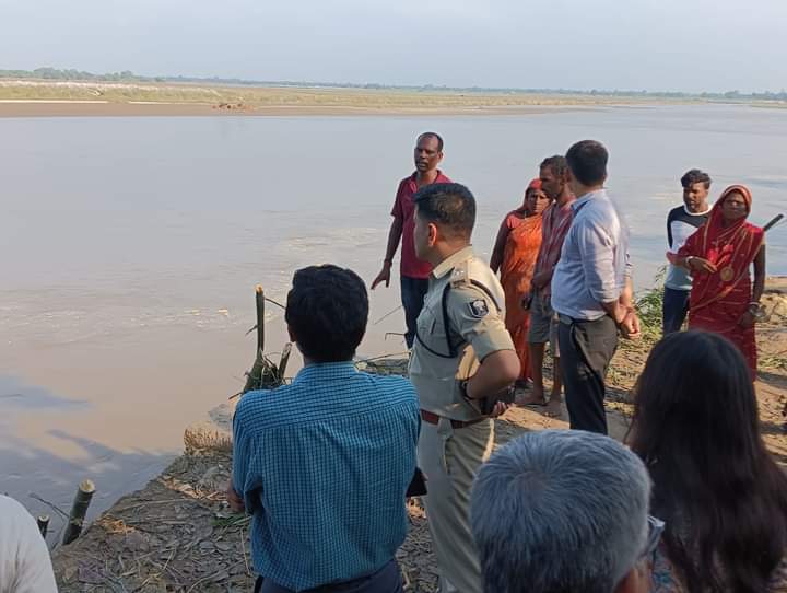 जिलाधिकारी एवं पुलिस अधीक्षक ने बाढ़ कटाव से प्रभावित क्षेत्र का किया निरीक्षण
