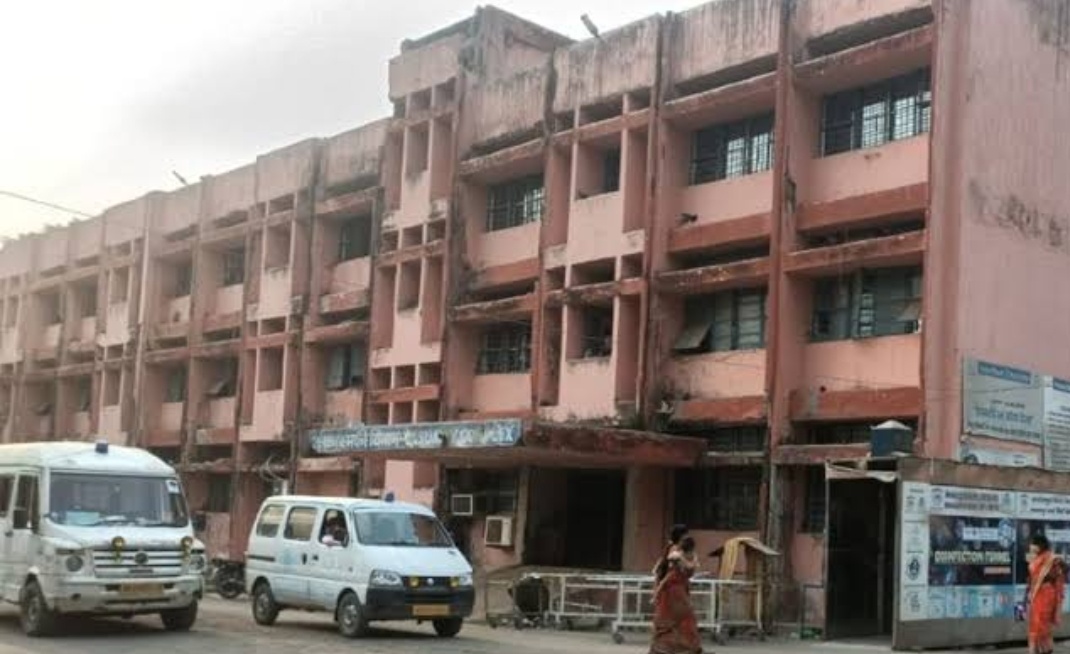 चलती ट्रेन से गिरा युवक, मौके पर मौत