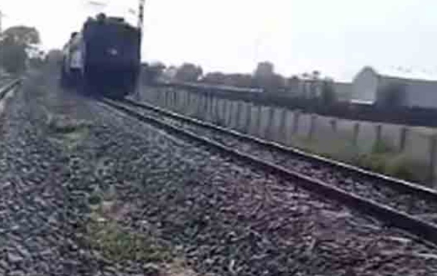 गोमो मे ड्यूटी पर तैनात दो रेल कर्मी की ट्रेन से कटकर मौत