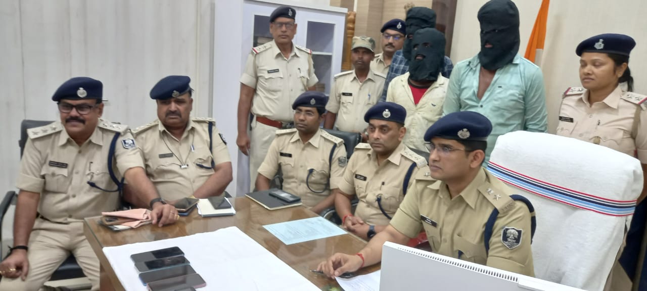 लूट कांड के मुख्य तीन अपराधी एक देशी कट्टा एवं चार जिन्दा कारतूस के साथ गिरफ्तार