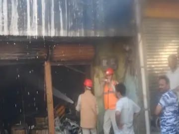 जांजगीर-चांपा में इलेक्ट्रॉनिक गोदाम में लगी आग, शॉर्ट सर्किट से सामान जलकर राख