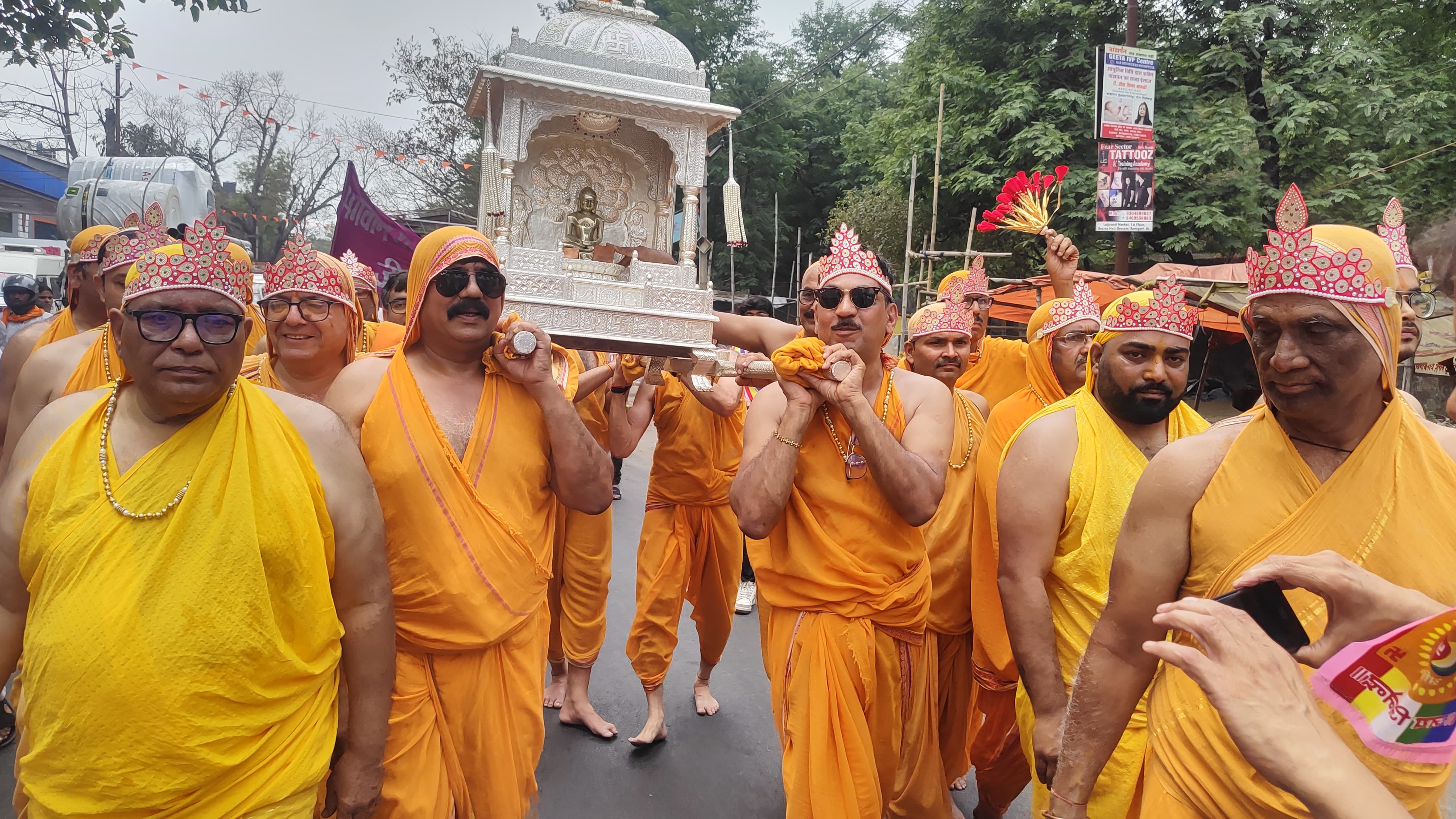 जैन समाज ने निकाली शोभायात्रा