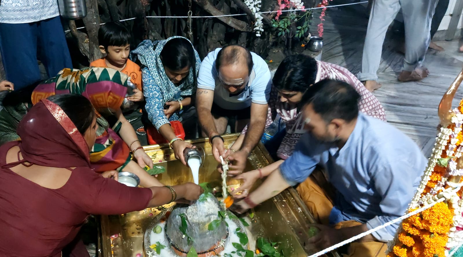ऋषिकेश : सावन की पहली सोमवारी पर शिवालयों में जलाभिषेक को उमड़े बाबा भोले के भक्त