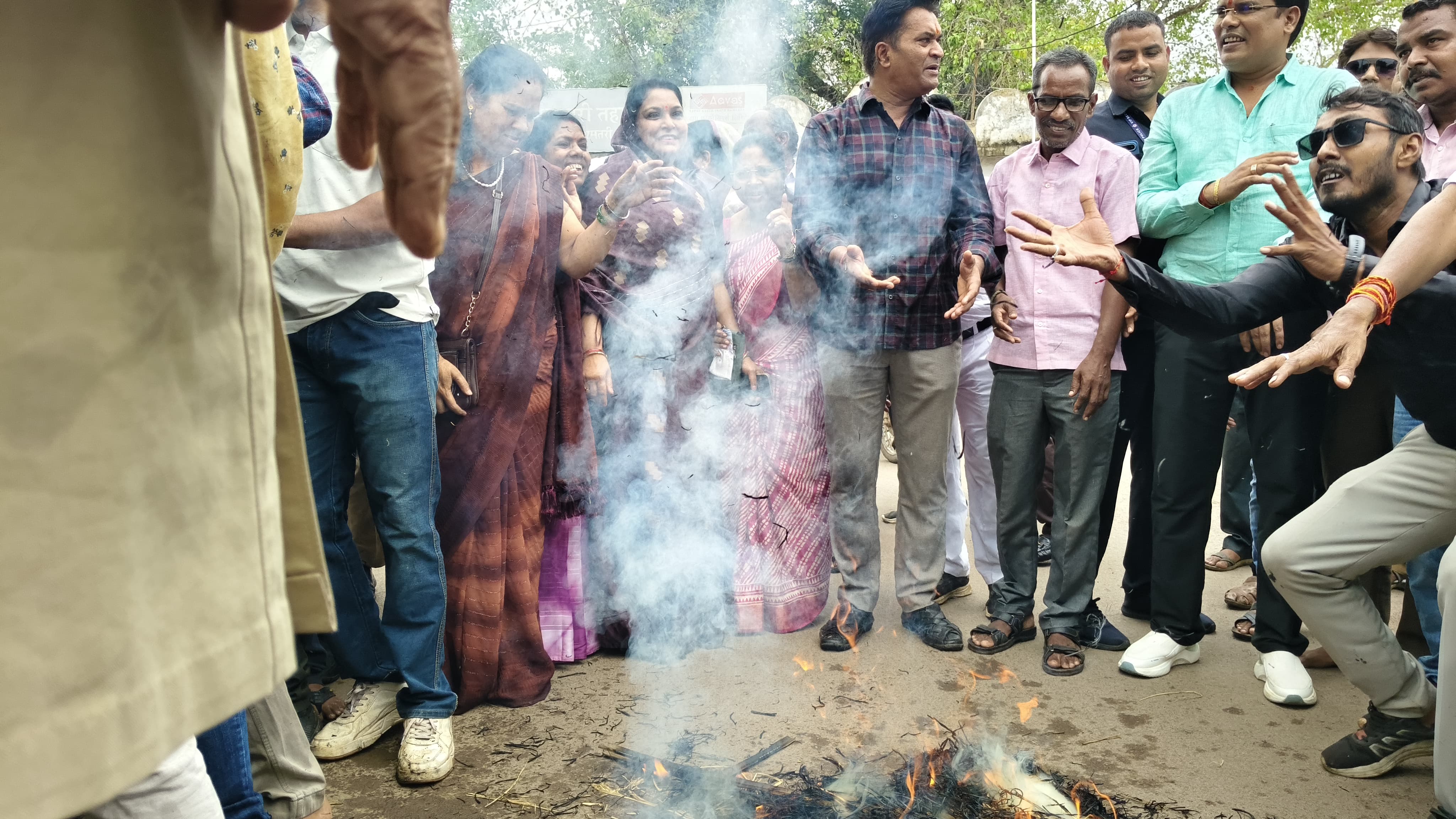 85 घरों पर कार्रवाई के खिलाफ कांग्रेस का प्रदर्शन, सीएम साय का पुतला दहन