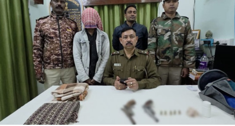 प्रधानमंत्री के मालदा दौरे से पहले हथियारों के साथ युवक गिरफ्तार