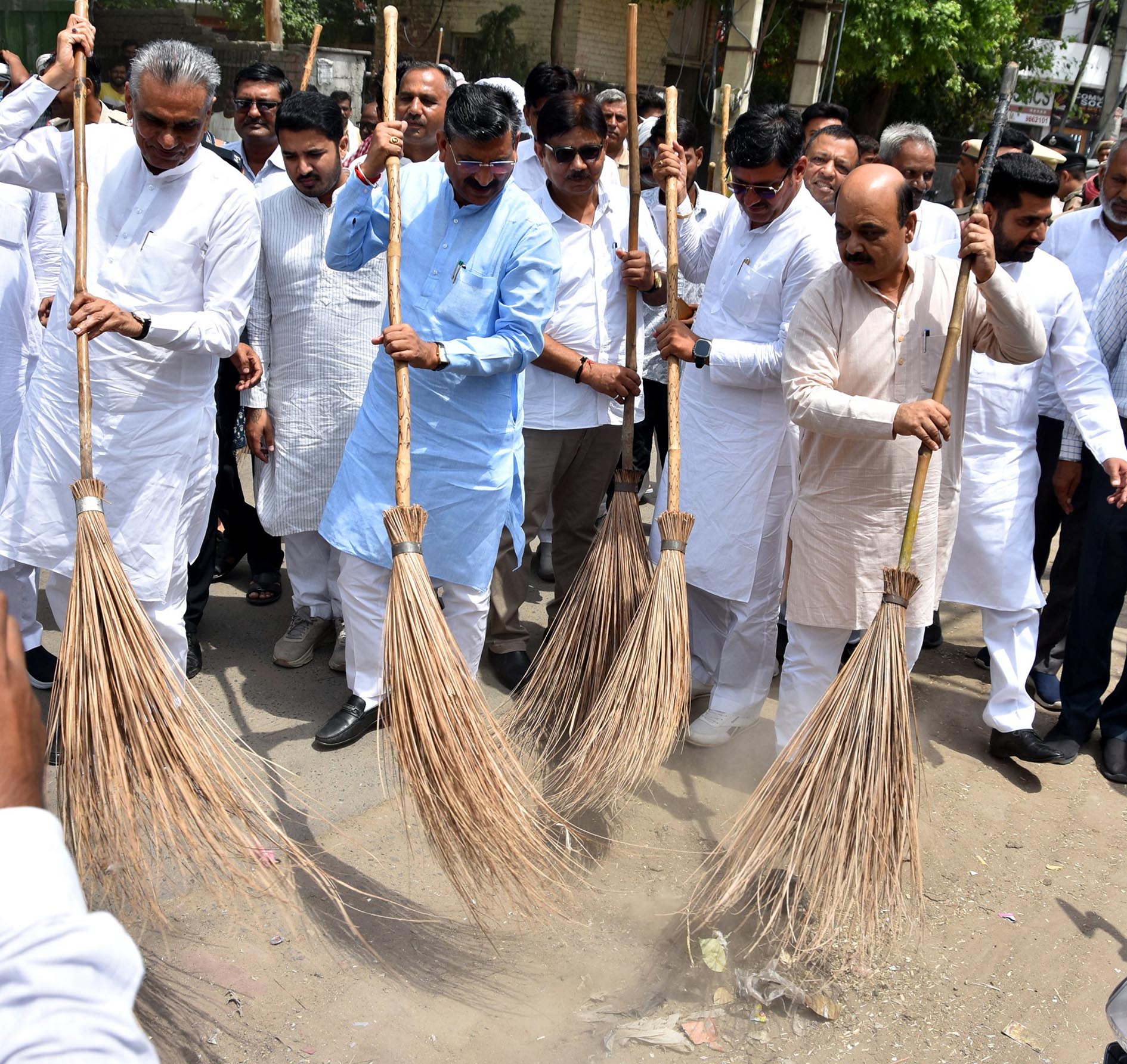 फतेहाबाद : स्वच्छता ही स्वागत अभियान, कैबिनेट मंत्री कृष्ण बेदी के साथ नेताओं ने लगाई झाडू