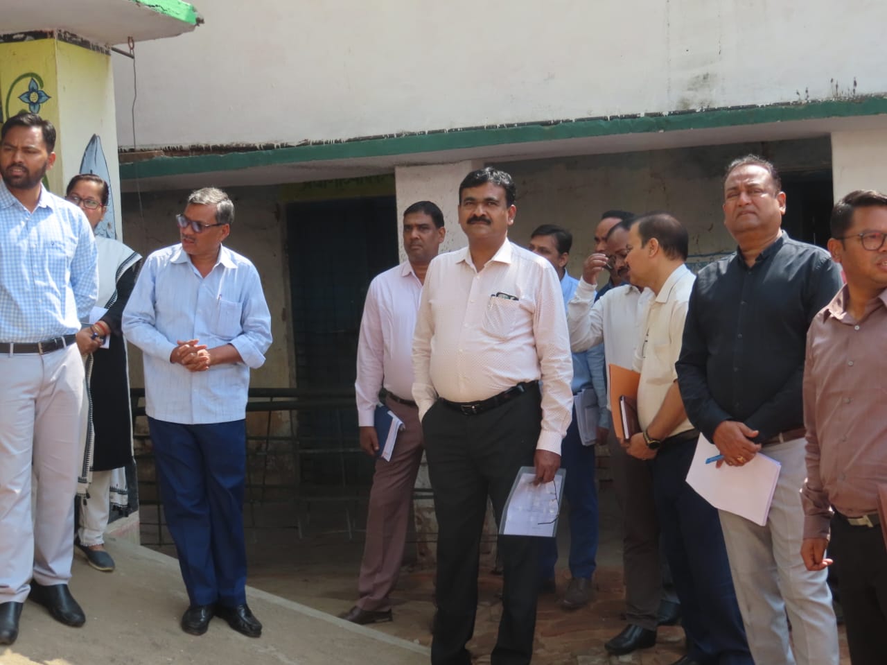 मतदान केंद्रों पर न्यूनतम आवश्यक सुविधाओं की कमियों को 27 मार्च तक कराएं दुरूस्त: रवि कुमार