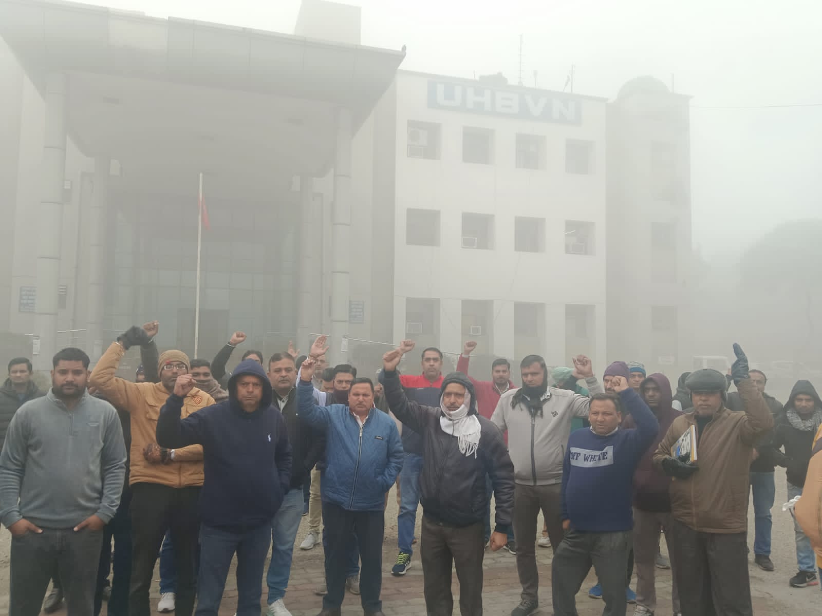कैथल: एसडीओ के खिलाफ बिजली कर्मियों ने दूसरे दिन भी किया प्रदर्शन