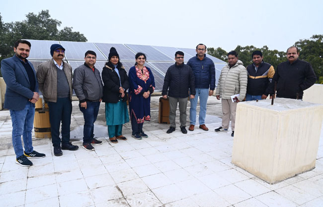 रेवाड़ी के पीएमश्री स्कूल में बिजली जाने पर भी बाधित नही छात्राओं की पढ़ाई