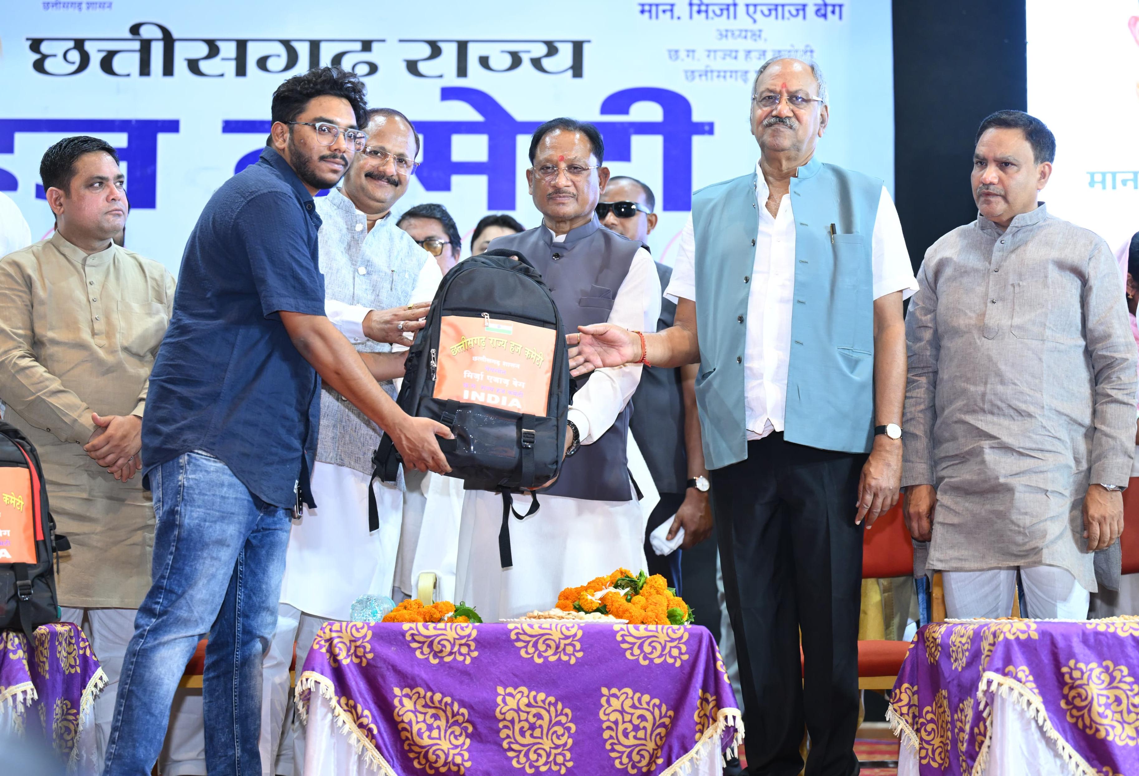 रायपुर : मुख्यमंत्री साय ने हज यात्रियों को वितरित किया फर्स्ट एड किट