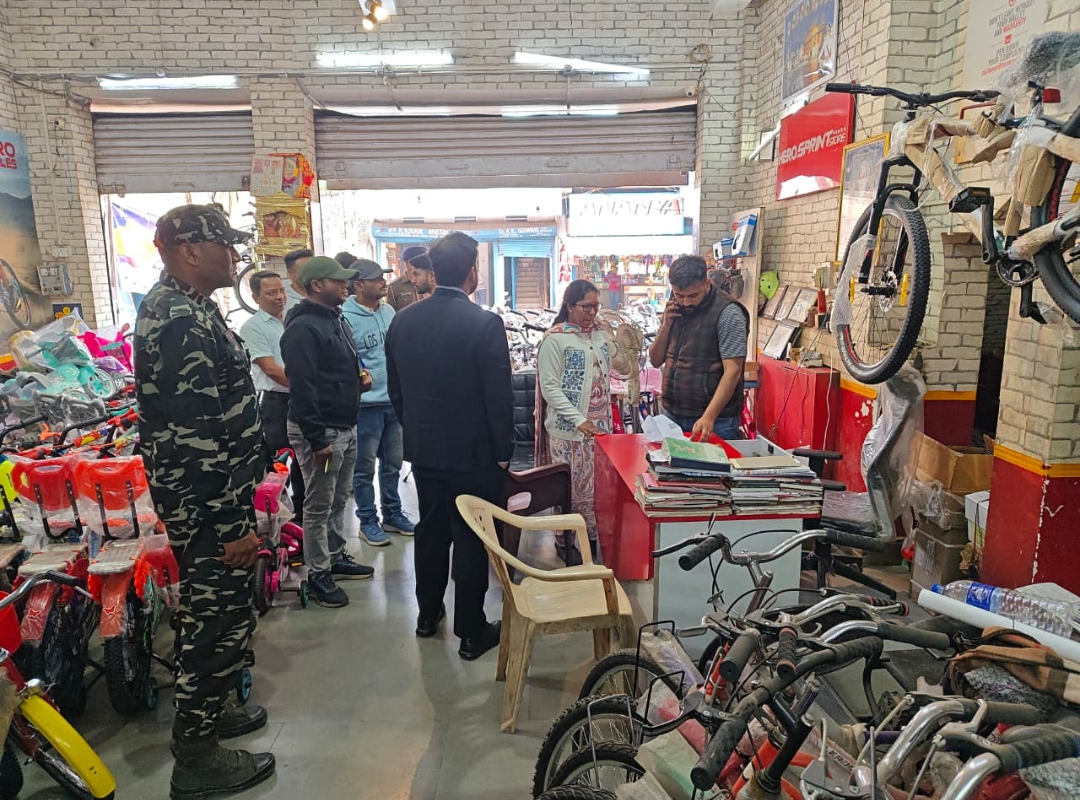 पॉलीथीन की बिक्री के खिलाफ नगर परिषद ने की छापेमारी, 24,200 वसूला जुर्माना