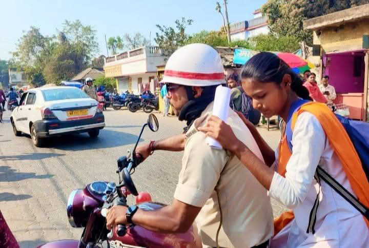 मेदिनीपुर में ट्रैफिक पुलिस की मानवतापूर्ण पहल, चार छात्र हुए परीक्षा में शामिल