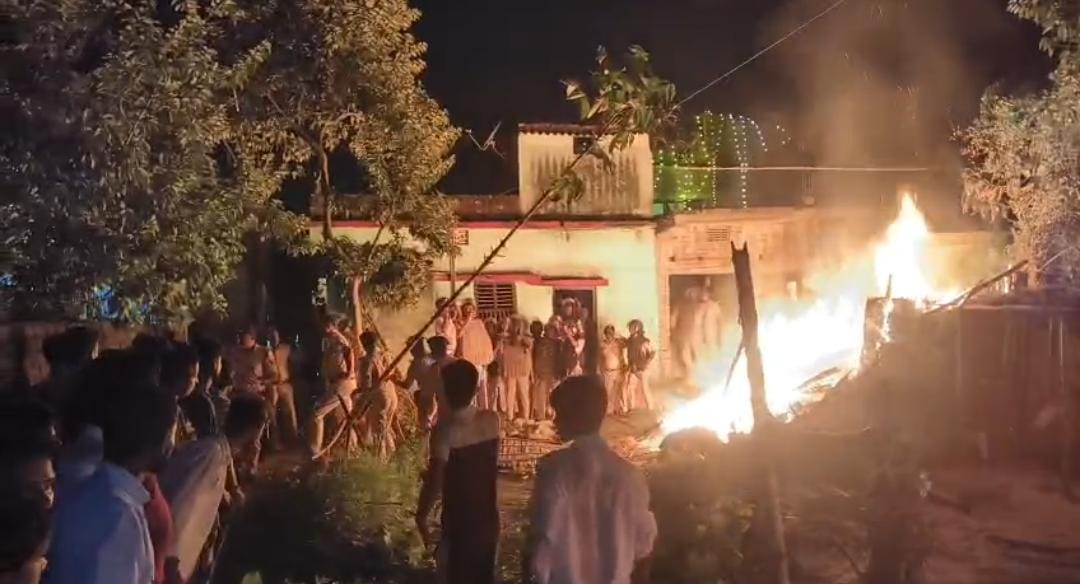 सुपौल में कुदाल से काटकर 7 वर्षीय लड़की की बेरहमी से हत्या, आक्रोशित लोगों ने आरोपी के घर को किया आग के हवाले