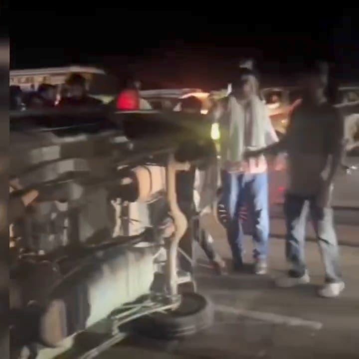 कार की टक्कर से घायल बाइक सवार को संभाल रहे थे लोग, दूसरी कार ने उड़ाया, अब तक चार की मौत