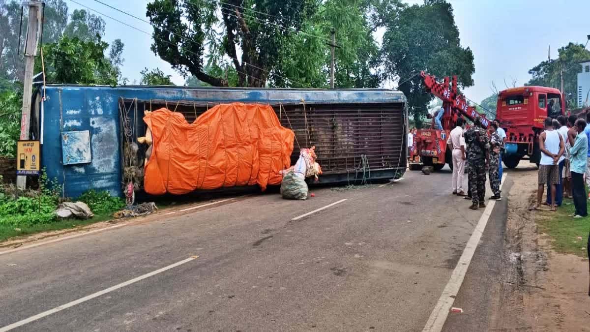 बाबा धाम से रांची जा रही बस गिरिडीह में पलटी, कई कांवड़िया घायल