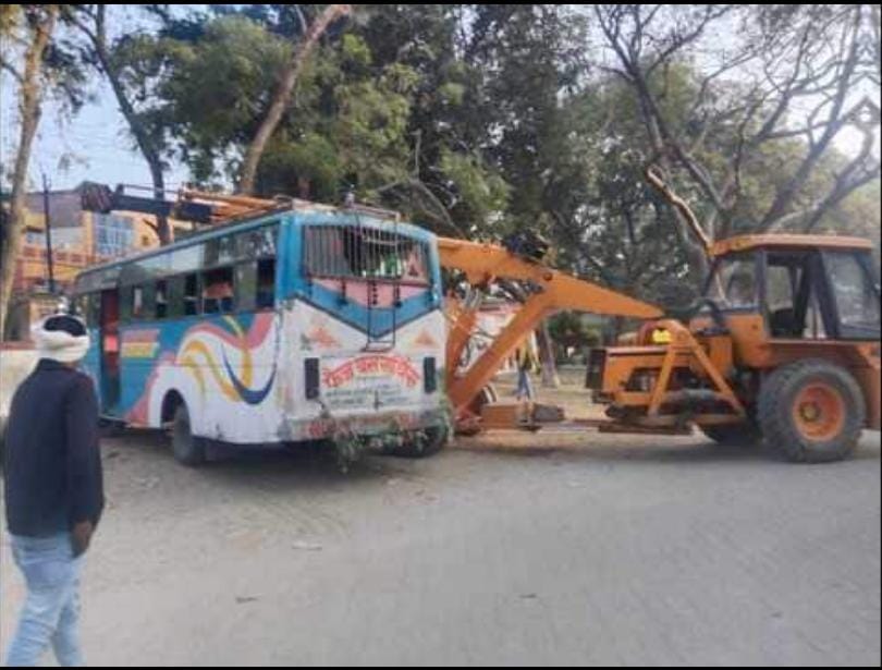 बस ने कार को मारी टक्कर, पांच लोगों की मौत, चार घायल