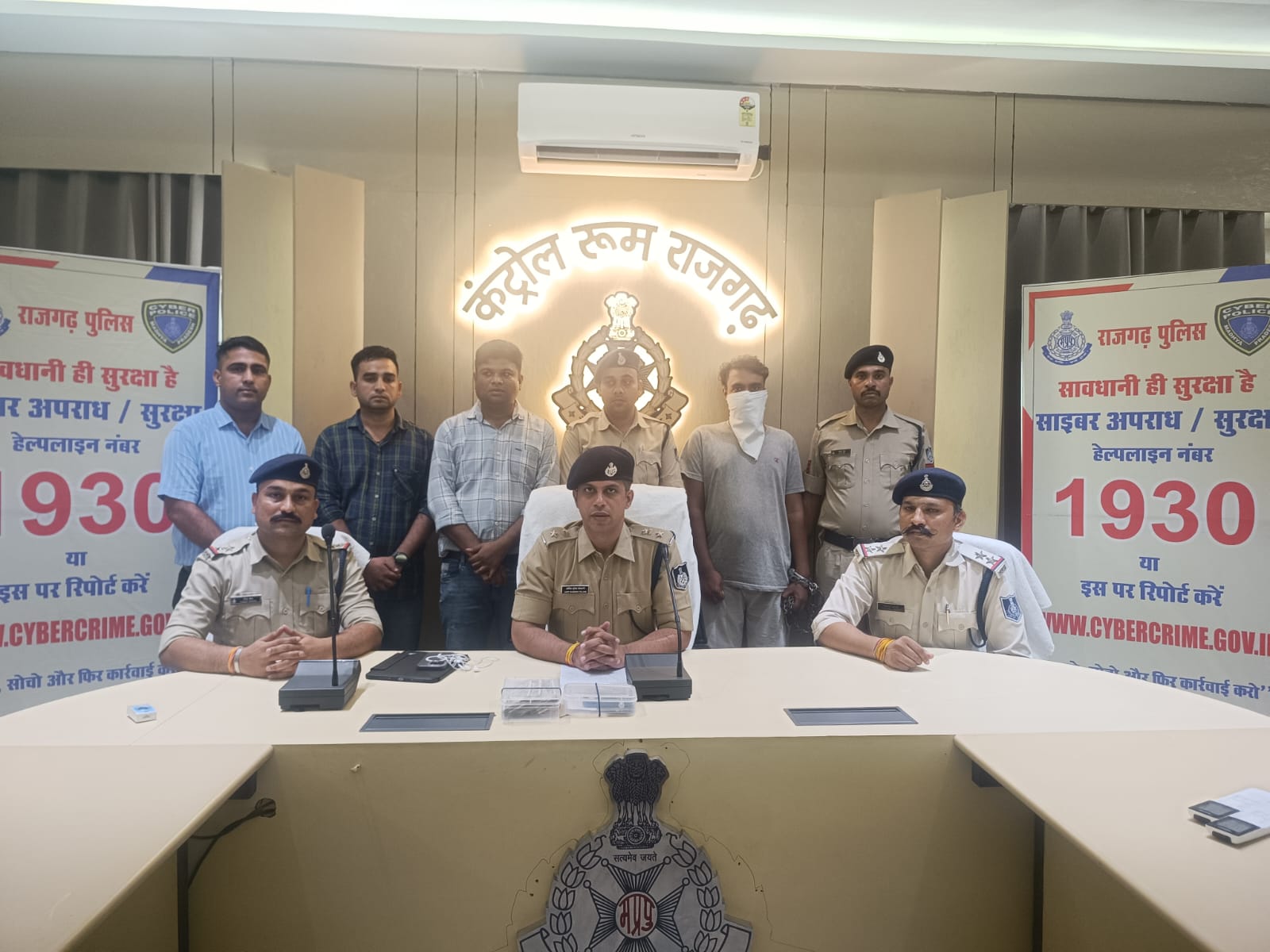 राजगढ़ः बीपीएल योजना में आठ लाख और बाइक का झांसा देकर ठगे डेढ़ लाख, झांसी से साइबर ठग गिरफ्तार