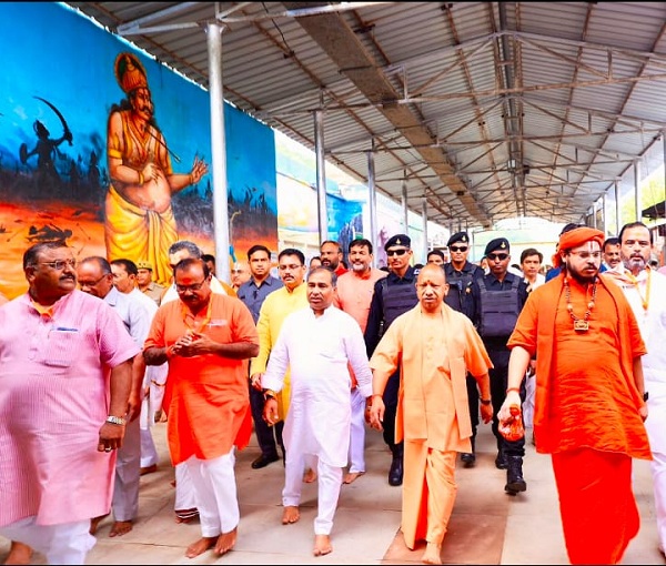 योगी आदित्यनाथ ने की कामदगिरि पर्वत की परिक्रमा, मांगा जनकल्याण का आशीर्वाद