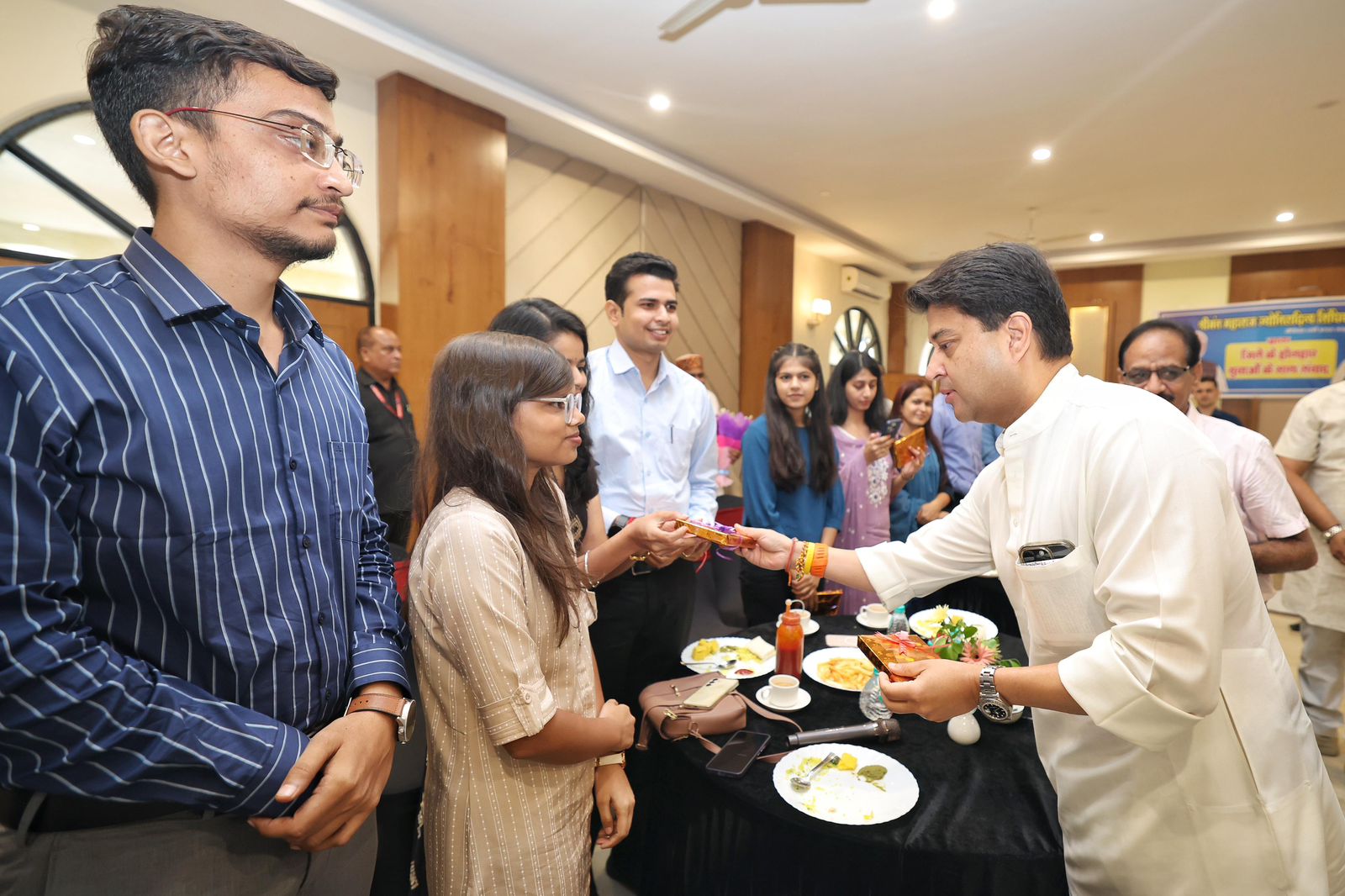ज्योतिरादित्य सिंधिया ने  शिवपुरी में UPSC, PSC, NEET में सफलता पाने वाले युवाओं से किया संवाद