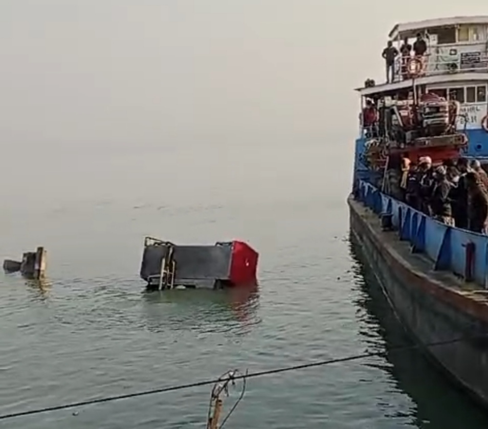 फायर ब्रिगेड की गाड़ी गंगा में समाई, ड्राइवर लापता