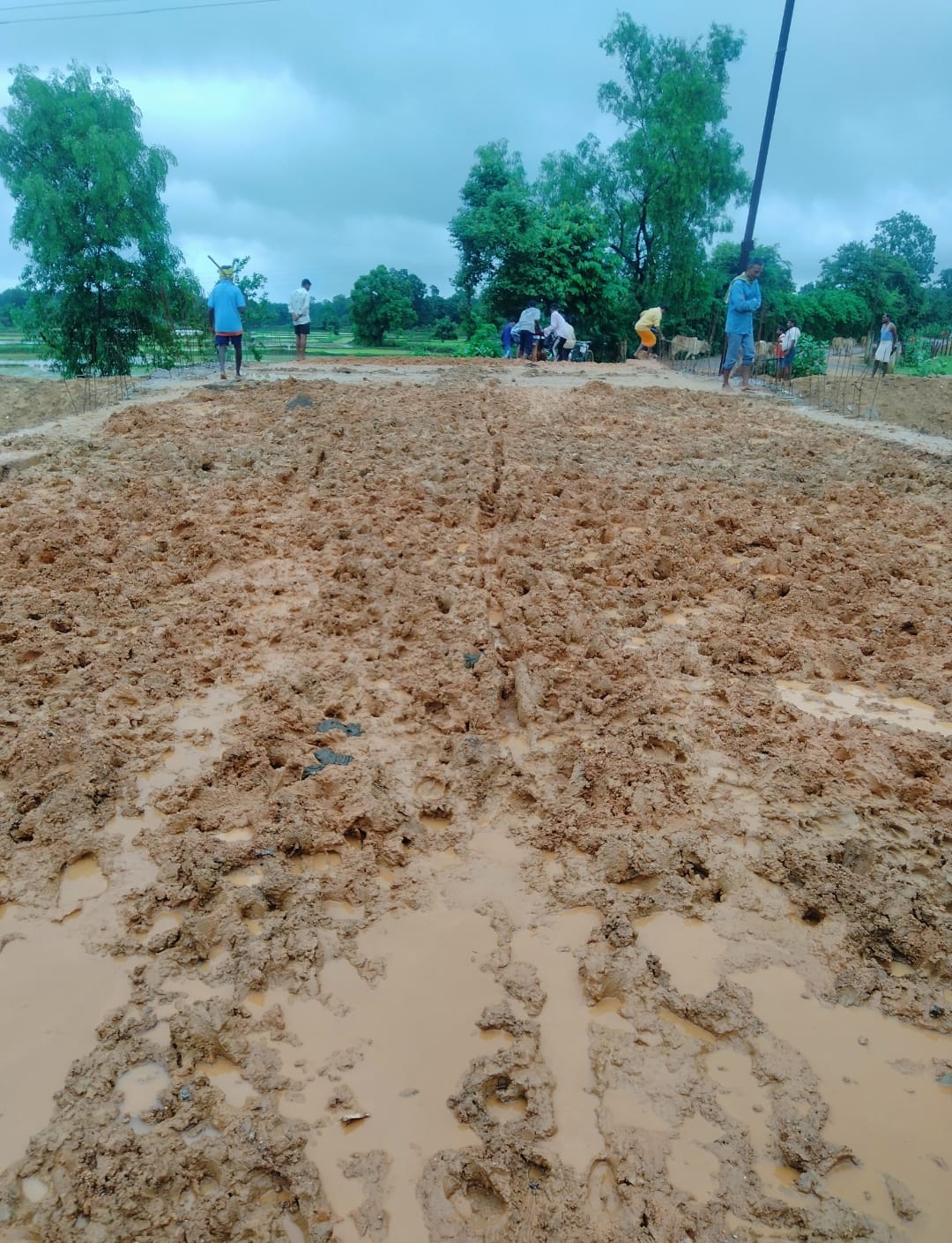 तेज बारिश का कहर, निर्माण गुणवत्ता पर उठे सवाल; कमारपारा का सड़क संपर्क टूटा