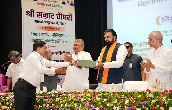 2,446 अभ्यर्थियों को मिली बड़ी सौगात, मुख्यमंत्री ने बांटे नियुक्ति पत्र