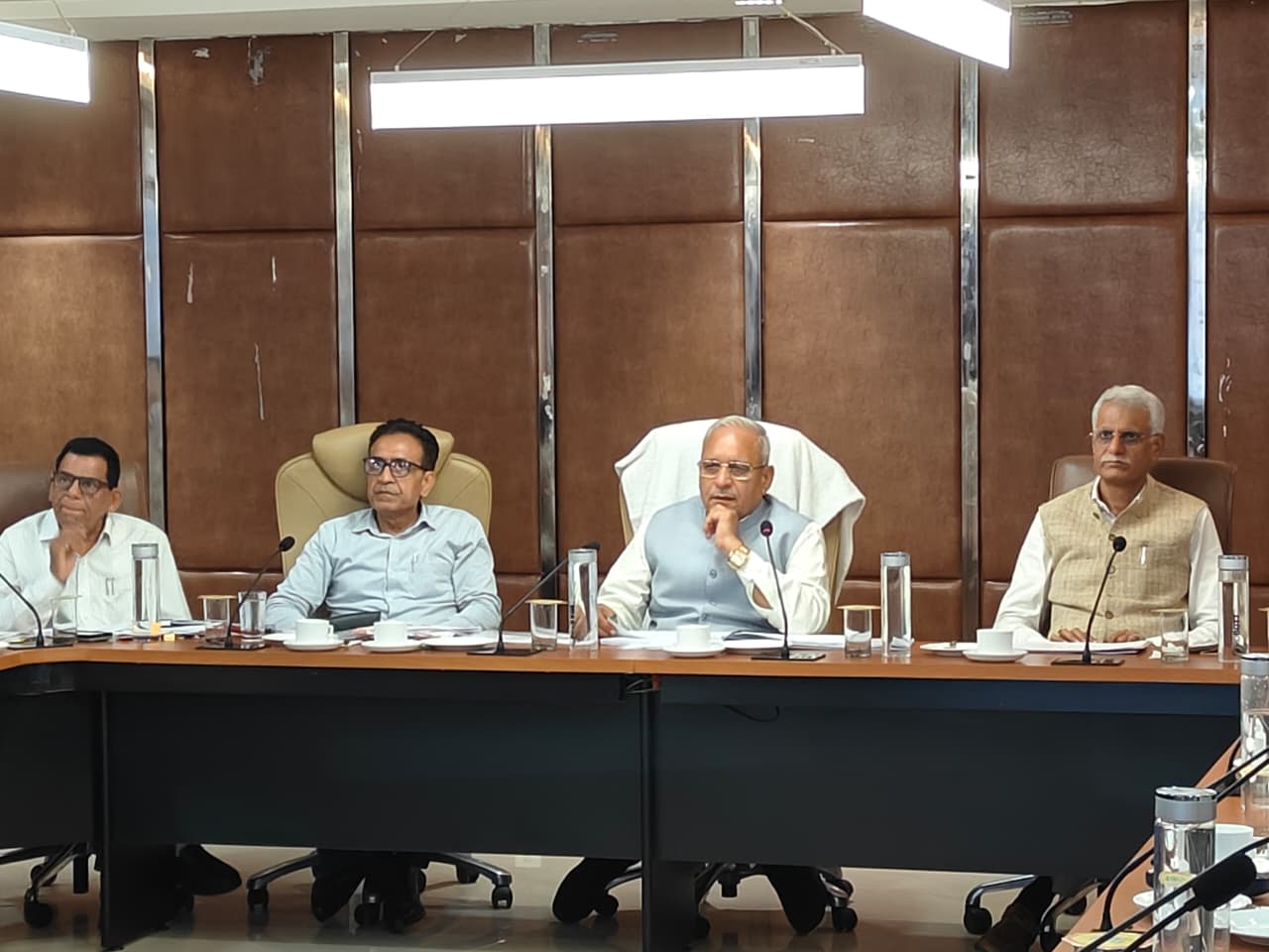 निर्धारित समय-सीमा में पूरी हों भवन एवं सड़क परियोजनाएं: रणबीर गंगवा
