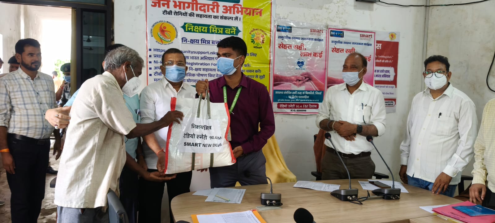 निक्षय मित्रों ने बढ़ाया टीबी मरीजों का हौसला, 32 मरीजों को मिला फूड बास्केट