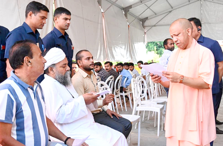 घबराएं नहीं, आपकी समस्या का प्रभावी समाधान सुनिश्चित कराएंगे : सीएम योगी