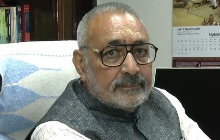 लालू के चारा घोटाले के पैसों से हो जाता बिहार का विकास : गिरिराज सिंह