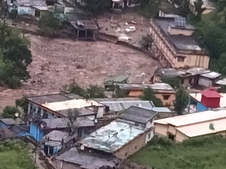उत्तराखंड: चमोली में बादल फटने से 5 लोग लापता, छह घर बह गए