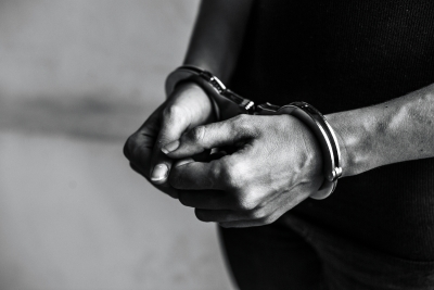 नारनौल: घर में घुसकर महिला का गला दबाया, आरोपी को पकड़ किया पुलिस के हवाले
