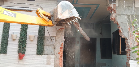 पंजाब: मोगा में नशा तस्करों की अवैध इमारत पर चला बुलडोजर