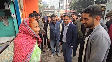 यूपी: वाराणसी में डीएम-कमिश्नर ने चलाया डोर-टू-डोर अभियान, वोटर लिस्ट सुधार व कूड़ा कलेक्शन की जांच