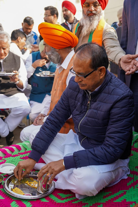 केंद्रीय मंत्री शिवराज सिंह चौहान ने किया पंजाब के रणसिंह कलां गांव का दौरा, पराली प्रबंधन की बारीकियों को समझा